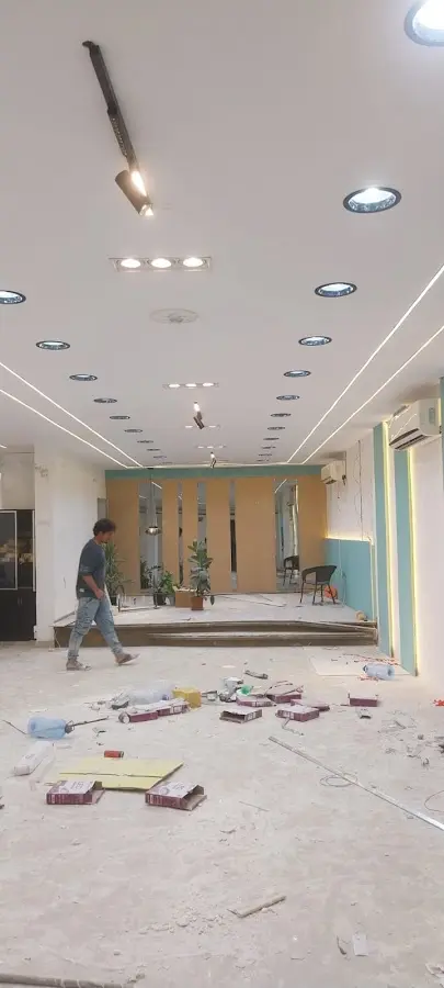 مساحة داخلية واسعة أثناء أعمال التشطيب والإنارة